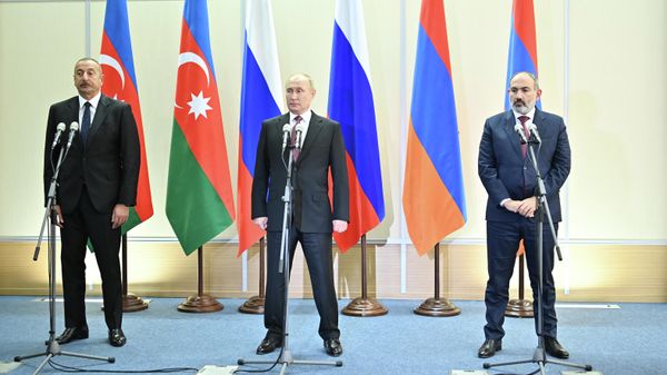 Президент России Владимир Путин, Президент Азербайджана Ильхам Алиев и премьер-министра Армении Никол Пашинян во время выступления с совместным заявлением по итогам переговоров в Сочи - Sputnik Азербайджан