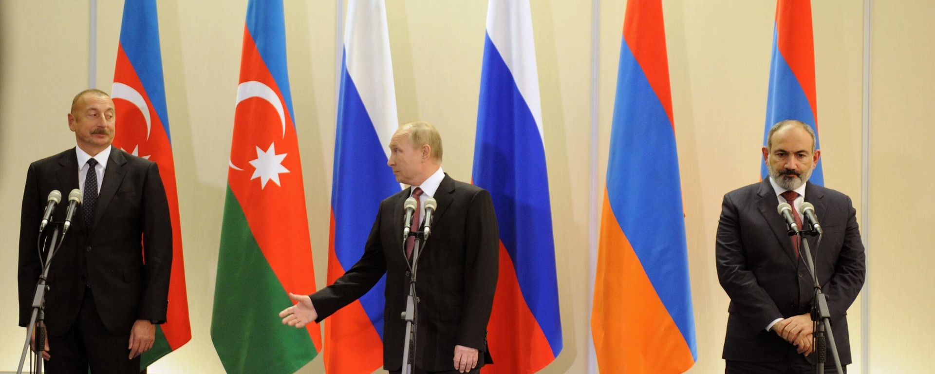 Президент РФ Владимир Путин (в центре), президент Азербайджана Ильхам Алиев (слева) и премьер-министр Армении Никол Пашинян (справа) во время совместного заявления  по итогам трехсторонних переговоров в Сочи - Sputnik Азербайджан, 1920, 27.11.2021