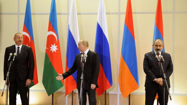 Президент РФ Владимир Путин (в центре), президент Азербайджана Ильхам Алиев (слева) и премьер-министр Армении Никол Пашинян (справа) во время совместного заявления  по итогам трехсторонних переговоров в Сочи - Sputnik Азербайджан