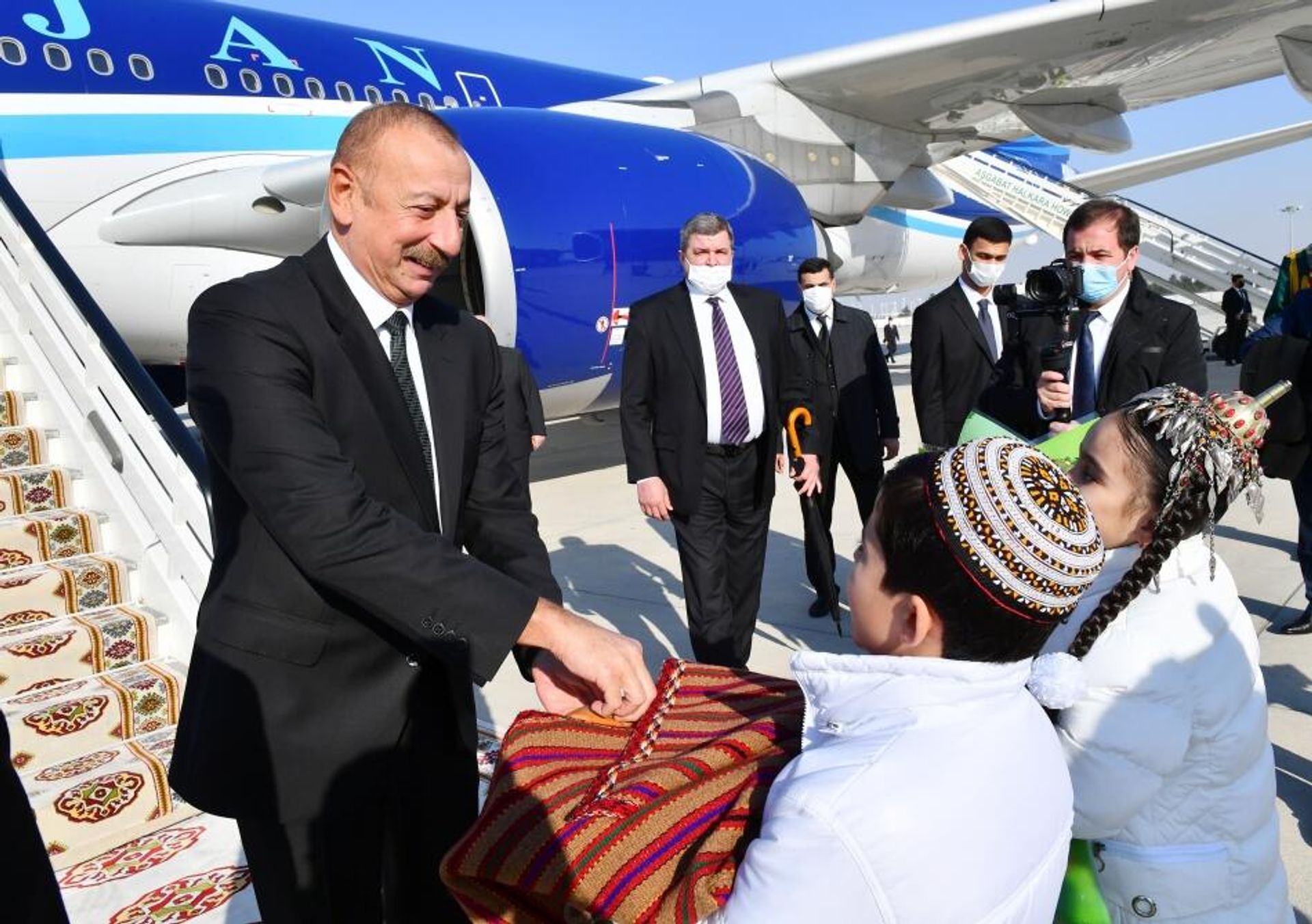 Azərbaycan Respublikasının Prezidenti İlham Əliyev İqtisadi Əməkdaşlıq Təşkilatının 15-ci Zirvə Toplantısında iştirak etmək üçün Türkmənistana (Aşxabada )səfərə gəlib  - Sputnik Азербайджан, 1920, 28.11.2021