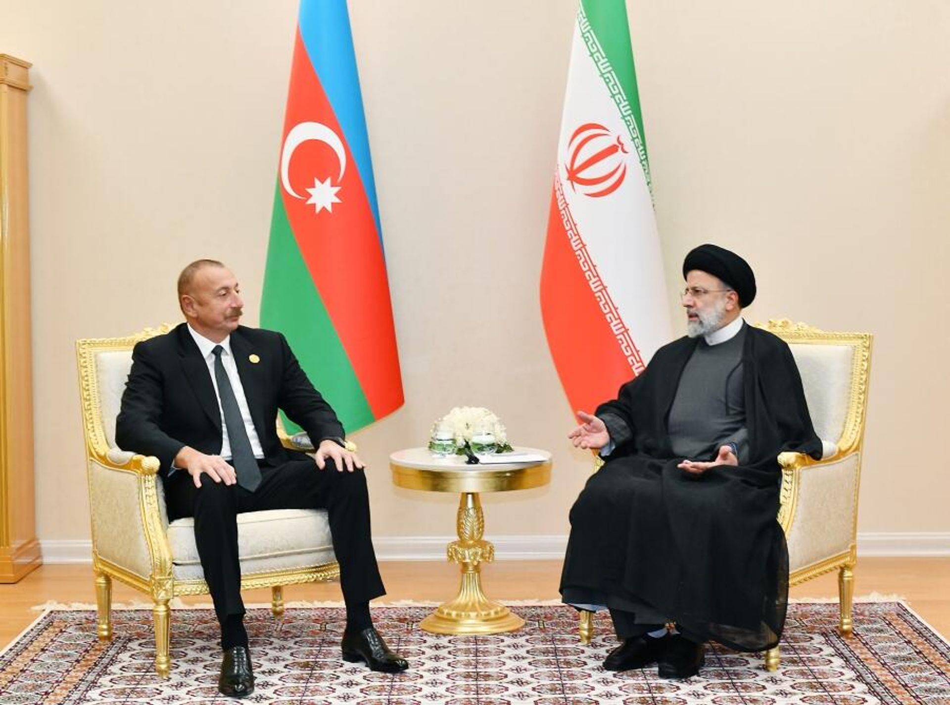 Prezident İlham Əliyev və İran Prezidenti Seyid İbrahim Rəisi  - Sputnik Азербайджан, 1920, 30.12.2021