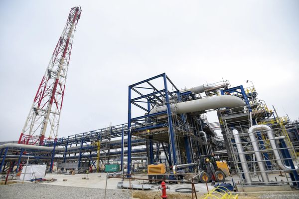 На модернизированном нефтеперерабатывающем заводе имени Гейдара Алиева. - Sputnik Азербайджан