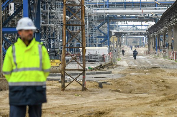 Наряду с удовлетворением местного спроса на бензин АИ-92, дизельное и авиационное топливо, завод снабжает сырьем нефтехимические предприятия SOCAR в Азербайджане.  - Sputnik Азербайджан
