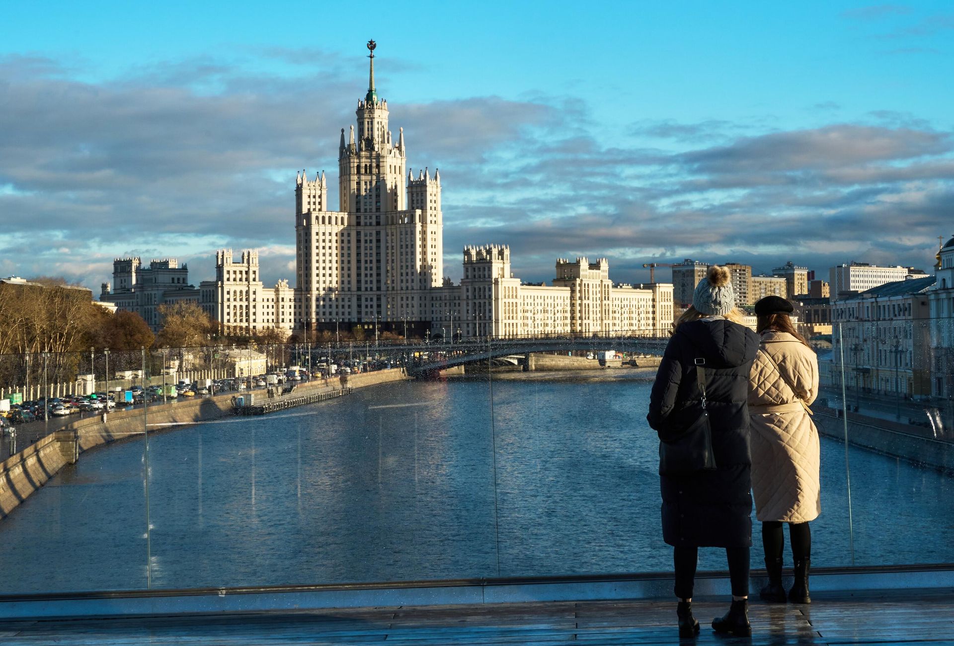 Отдыхающие на Парящем мосту в парке Зарядье в Москве, фото из архива - Sputnik Азербайджан, 1920, 08.03.2024