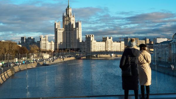 Отдыхающие на Парящем мосту в парке Зарядье в Москве, фото из архива - Sputnik Азербайджан