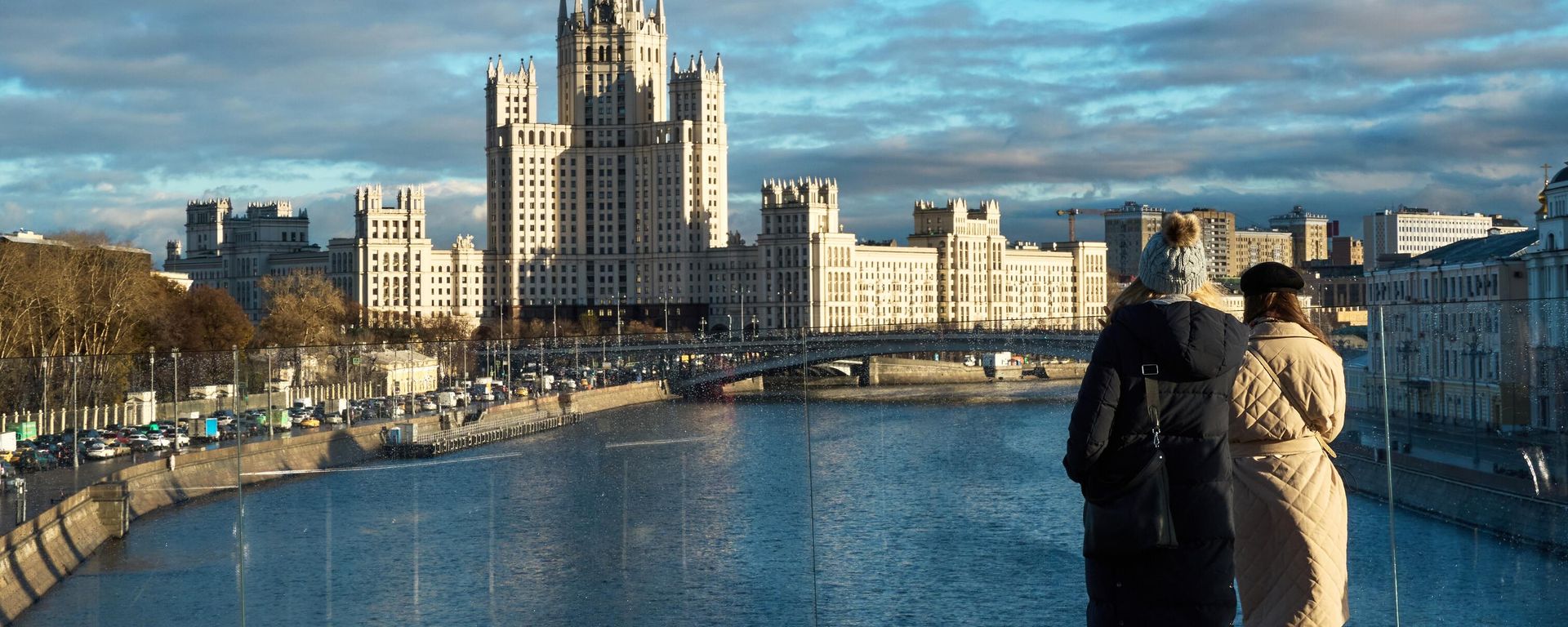 Отдыхающие на Парящем мосту в парке Зарядье в Москве, фото из архива - Sputnik Азербайджан, 1920, 05.02.2025
