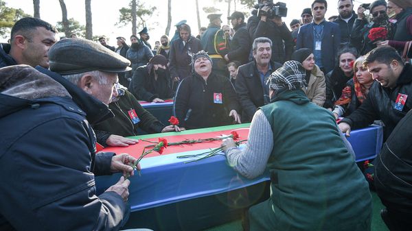 Похороны погибших в крушении военного вертолета Государственной пограничной службы Азербайджана - Sputnik Азербайджан