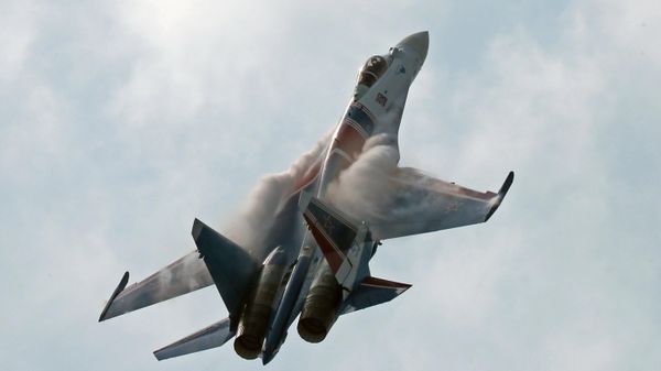 Участник авиационной группы высшего пилотажа Руские Витязи (Су-35С) - Sputnik Азербайджан