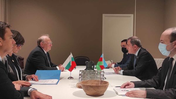 Министр иностранных дел Азербайджана Джейхун Байрамов на полях 28-го заседания СМИД ОБСЕ в Стокгольме с коллегами из Болгарии - Sputnik Азербайджан