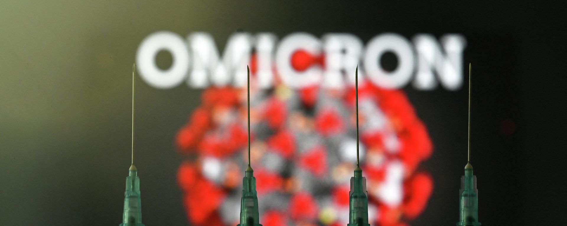 Шприцы перед надписью «Omicron SARS-CoV-2» - Sputnik Азербайджан, 1920, 05.12.2021