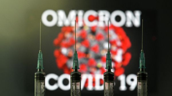 Шприцы перед надписью «Omicron SARS-CoV-2» - Sputnik Азербайджан