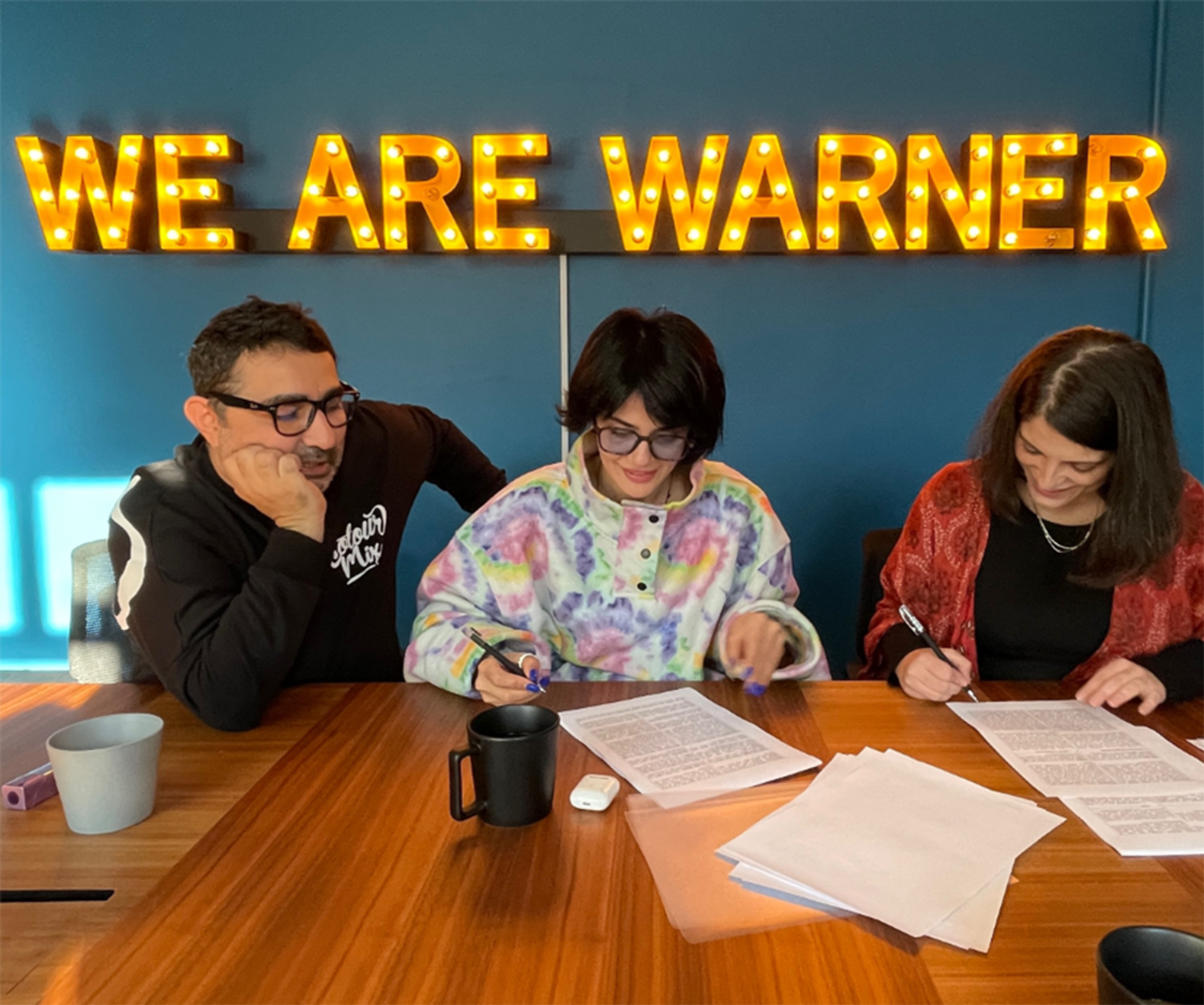 Певица Hiss (Роя Мамедова) подписала контракт с Warner Music Group (WMG) - Sputnik Азербайджан, 1920, 03.12.2021