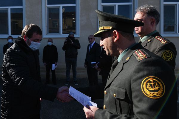 Согласно проекту акта об амнистии, лица, принимавшие участие в Отечественной войне и в других боевых операциях, а также близкие родственники лиц, погибших во время этой войны и боевых операций, а также лица, награжденные орденами и медалями Азербайджанской Республики, близкие родственники лиц, ставших инвалидами или погибших в результате военных провокаций против гражданского населения во время Отечественной войны будут освобождены от уголовной ответственности. - Sputnik Азербайджан