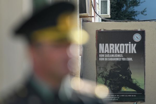 Что касается преступлений имущественного характера, а также связанных с незаконным оборотом наркотиков, то в этих случаях амнистия применяется лишь только при освобождении от оставшейся части наказания. - Sputnik Азербайджан