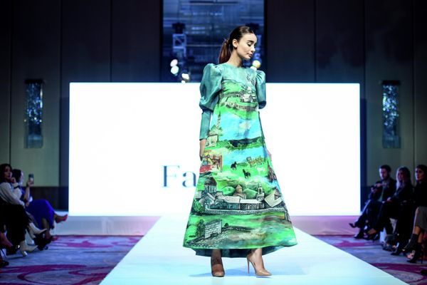 Дизайнер Кюбра Нуриева в представленной на Azerbaijan Fashion Week коллекции отдала дань главной теме – Карабаху. Культовые памятники архитектуры, Худаферинский мост, Верхняя мечеть Гевхар-аги, а также символы Карабаха - карабахские скакуны и цветок Хары Бюль-бюль, нашли свое отражение в ярких принтах на тканях представленных нарядов. - Sputnik Азербайджан