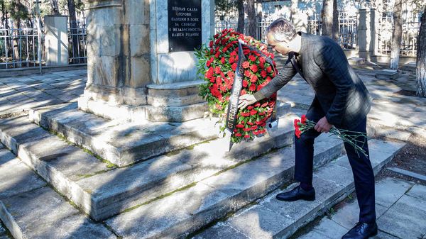 Церемония возложения цветов ко Дню Неизвестного Солдата состоялась в Баку - Sputnik Азербайджан