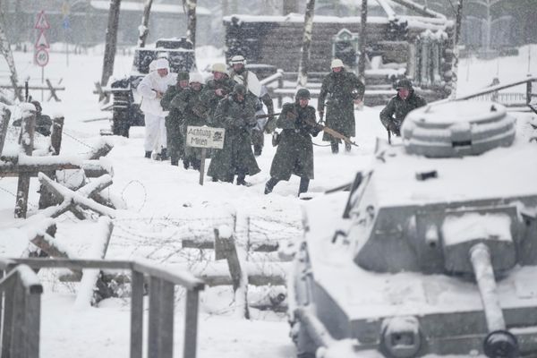 В начале декабря 1941 года советские войска под Москвой насчитывали 1,1 миллиона человек, 7650 орудий и минометов, 774 танка и одну тысячу самолетов. В противостоявшей им группе армий "Центр" было свыше 1,7 миллиона человек, около 13,5 тысячи орудий и минометов, 1170 танков, 615 самолетов. - Sputnik Азербайджан