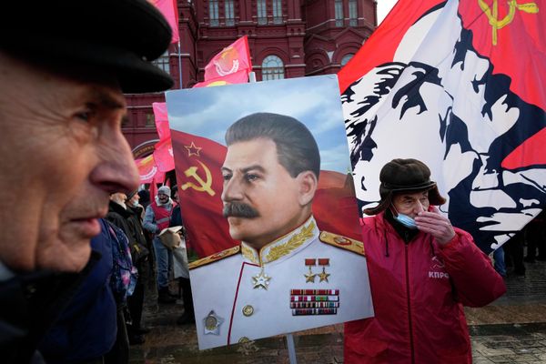 Российские коммунисты с портретом советского лидера Иосифа Сталина на Красной площади в Москве, Россия. - Sputnik Азербайджан