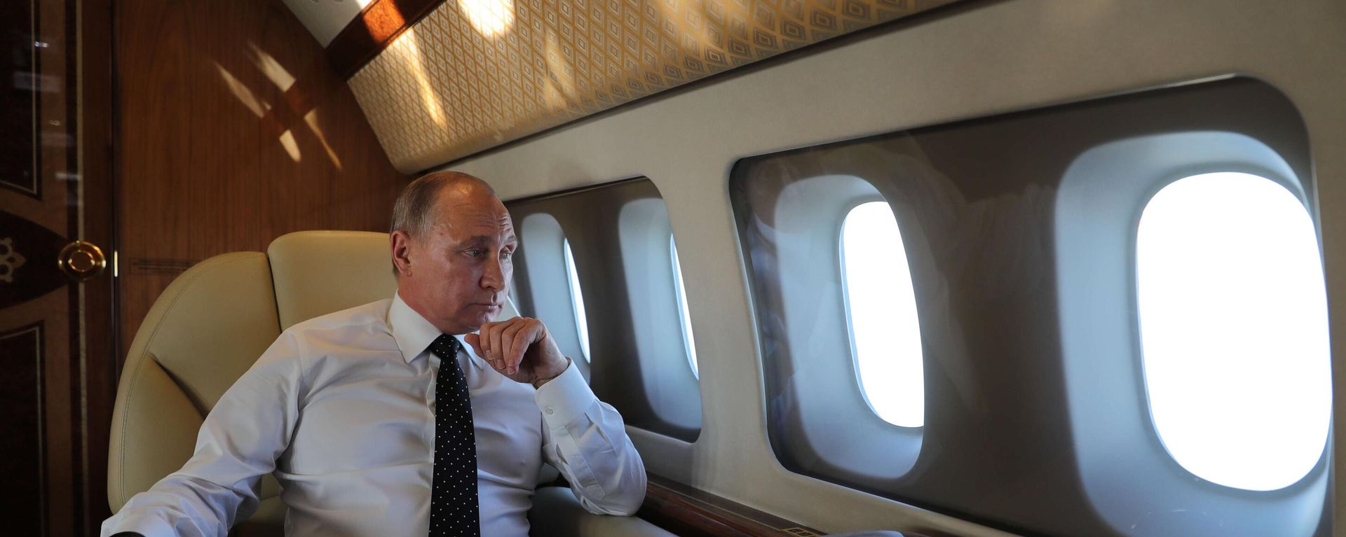 Президент РФ Владимир Путин на борту президентского самолета  - Sputnik Азербайджан, 1920, 06.12.2021