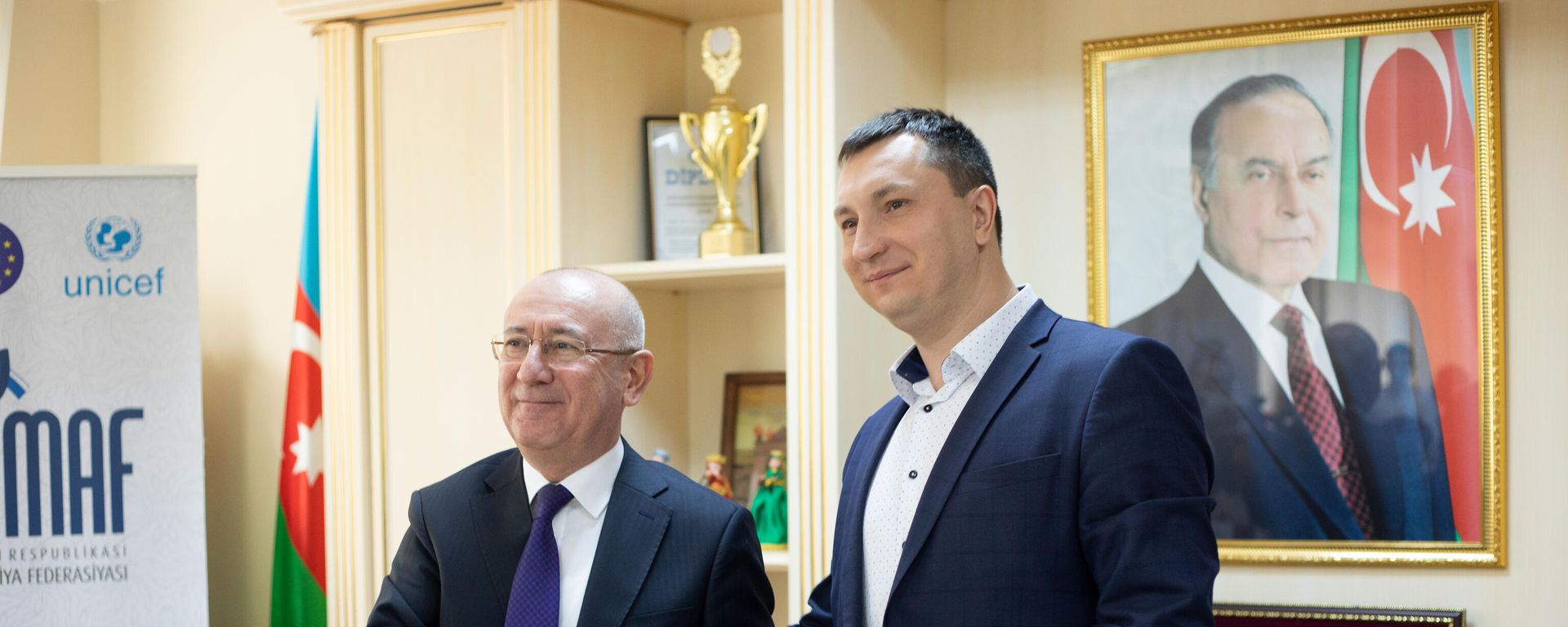 Глава национальной абилимпийской федерации Азербайджана Ильгар Рагимов и руководитель национального российского центра Абилимпикс Игорь Грибанов - Sputnik Азербайджан, 1920, 06.12.2021