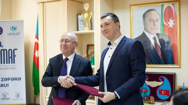 Глава национальной абилимпийской федерации Азербайджана Ильгар Рагимов и руководитель национального российского центра Абилимпикс Игорь Грибанов - Sputnik Азербайджан