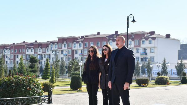 Prezident İlham Əliyev, birinci xanım Mehriban Əliyeva və qızları Leyla Əliyeva ulu öndər Heydər Əliyevin Quba şəhərinin mərkəzində ucaldılmış abidəsini ziyarət ediblər - Sputnik Азербайджан