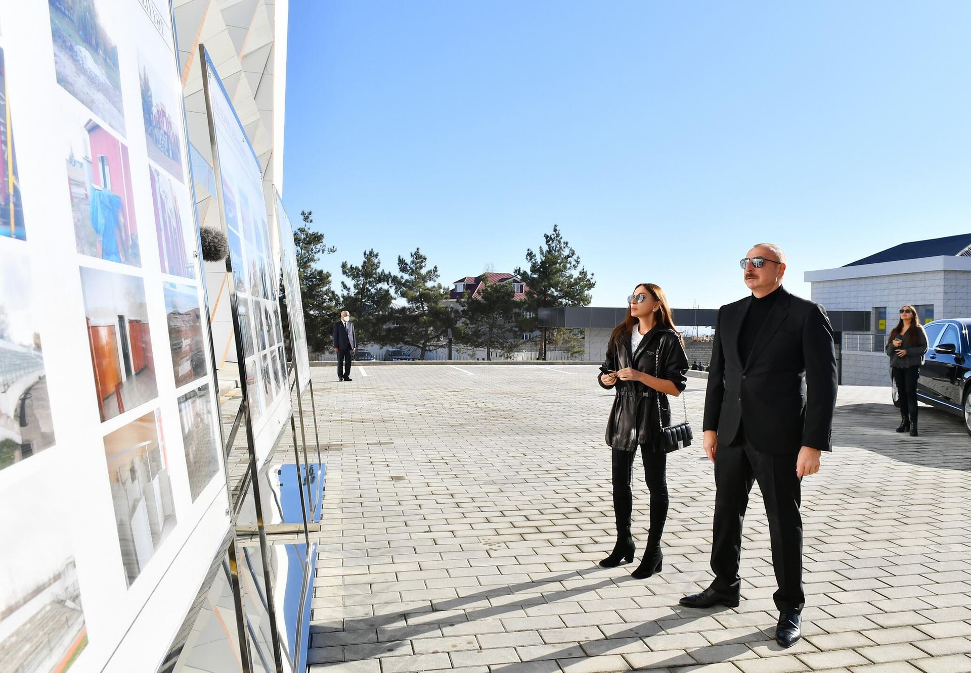 Prezident İlham Əliyev, birinci xanım Mehriban Əliyeva və qızları Leyla Əliyeva Quba Olimpiya İdman Kompleksində yenidənqurma, əsaslı təmir və tikinti işlərindən sonra yaradılan şəraitlə tanış olublar - Sputnik Азербайджан, 1920, 06.12.2021