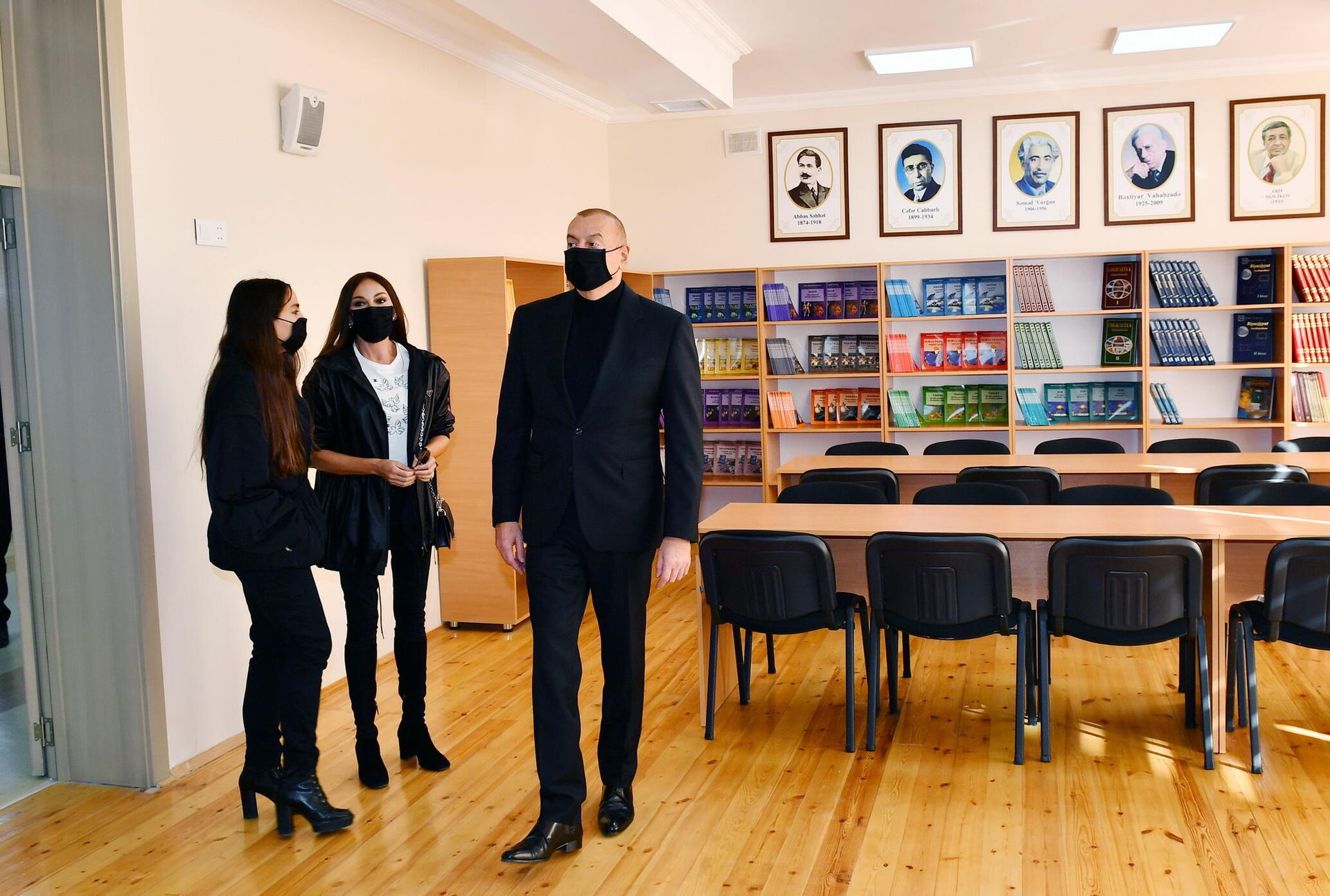 Prezident İlham Əliyev, birinci xanım Mehriban Əliyeva və qızları Leyla Əliyeva Qubanın Birinci Nügədi kəndində inşa olunmuş 1 nömrəli tam orta məktəbdə yaradılan şəraitlə tanış olublar - Sputnik Азербайджан, 1920, 06.12.2021