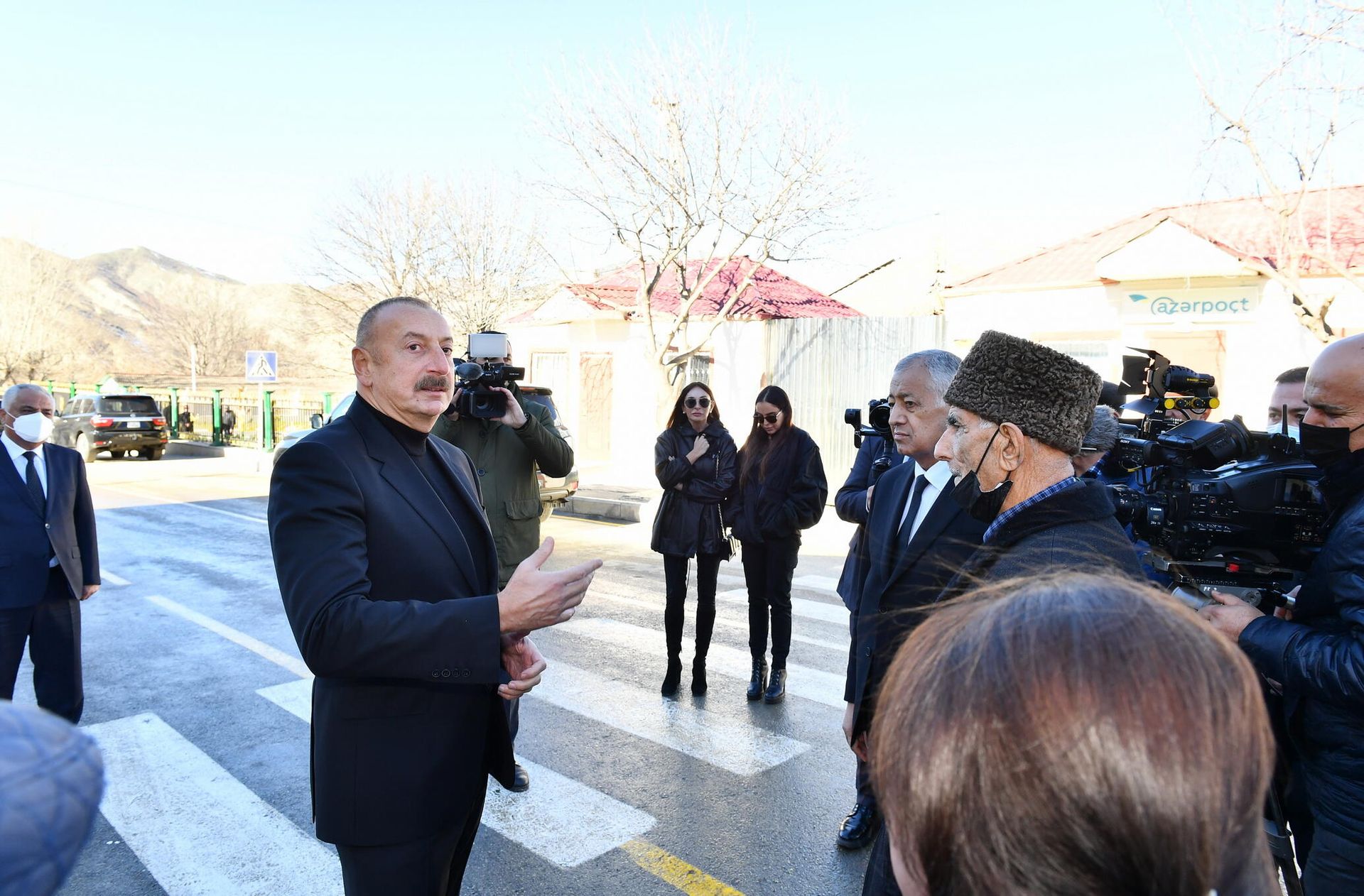 Prezident İlham Əliyev Qubanın Qonaqkənd qəsəbəsində aparılan yenidənqurma işləri ilə tanış olub
 - Sputnik Азербайджан, 1920, 07.12.2021