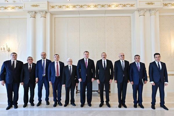 Президент Азербайджана Ильхам Алиев принял делегацию во главе с губернатором Астраханской области РФ Игорем Бабушкиным - Sputnik Азербайджан