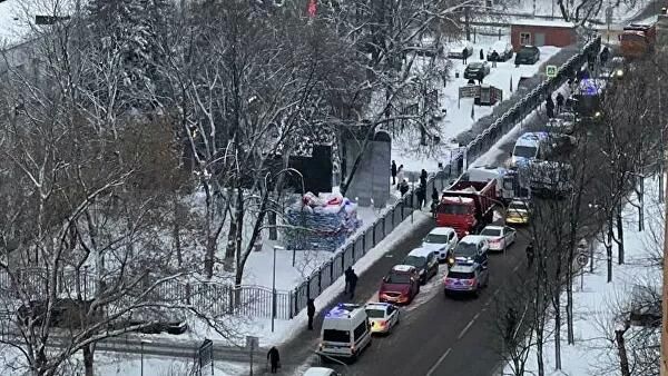 Обстановка у здания МФЦ на юго-востоке Москвы, где произошла стрельба - Sputnik Азербайджан