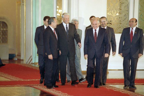 Президент СССР Михаил Горбачев (в центре) идет с главами советских республик в Кремле в Москве в пятницу, 19 октября 1991 года. Лидеры слева направо: президент Казахстана Нурсултан Назарбаев, президент России Борис Ельцин, президент Туркменистана Сапамурат. Ниязов и президент Кыргызстана Аскар Акаев. - Sputnik Азербайджан