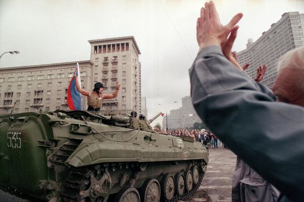 Толпа приветствует ликующего танкиста с российским государственным флагом на улице Москвы. Августовский переворот 1991 года рухнул всего за три дня, ускорив распад Советского Союза. - Sputnik Азербайджан