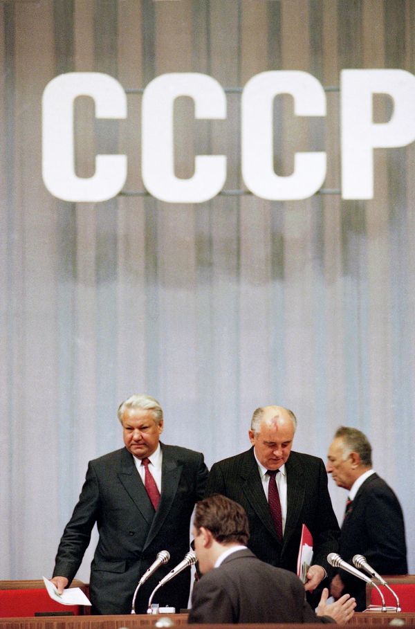 Президент Российской Федерации Борис Ельцин (слева) и президент СССР Михаил Горбачев входят в начало заключительного заседания Конгресса народных депутатов в Москве, Россия, в четверг, 5 сентября 1991 года. Горбачев сказал, что Ельцин был движущей силой. распад СССР. - Sputnik Азербайджан