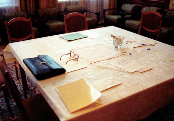 Стол с некоторыми документами и стаканы видны после подписания соглашения о прекращении существования Советского Союза и объявления о создании Содружества Независимых Государств в Вискулях, Беларусь. - Sputnik Азербайджан