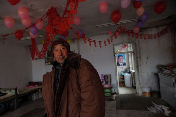 70-летний Гао Маконг стоит на территории своей собственности в Чунли, недалеко от мест проведения зимних Олимпийских игр. Два года назад Чунли был связан с Пекином высокоскоростным поездом. Гао, житель Чунли, говорит, что в этом районе произошел бум зимнего спортивного туризма. «В деревнях возле горнолыжных курортов никто не остался без работы. У всех есть работа» - Sputnik Азербайджан