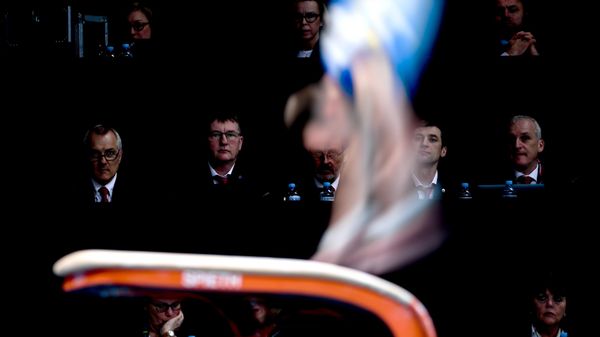 Судьи во время соревнований среди мужчин на чемпионате Европы по спортивной гимнастике в Польше - Sputnik Азербайджан