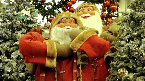 Гирлянды, шарики, елки: где и за сколько купить украшения к Новому году в Баку - Sputnik Азербайджан