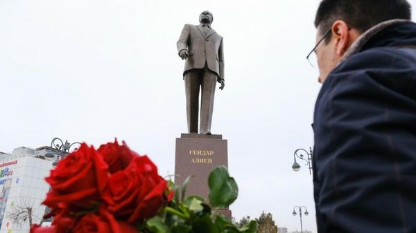 Памятник Гейдару Алиеву, фото из архива - Sputnik Азербайджан