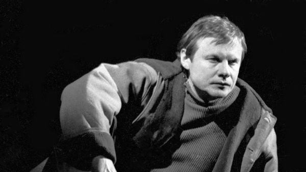 Государственный академический Малый театр. Сцена из спектакля Целина по сценической композиции книги Л.И. Брежнева. Заслуженный артист РСФСР Виталий Соломин в роли Василия Рагузова. - Sputnik Азербайджан