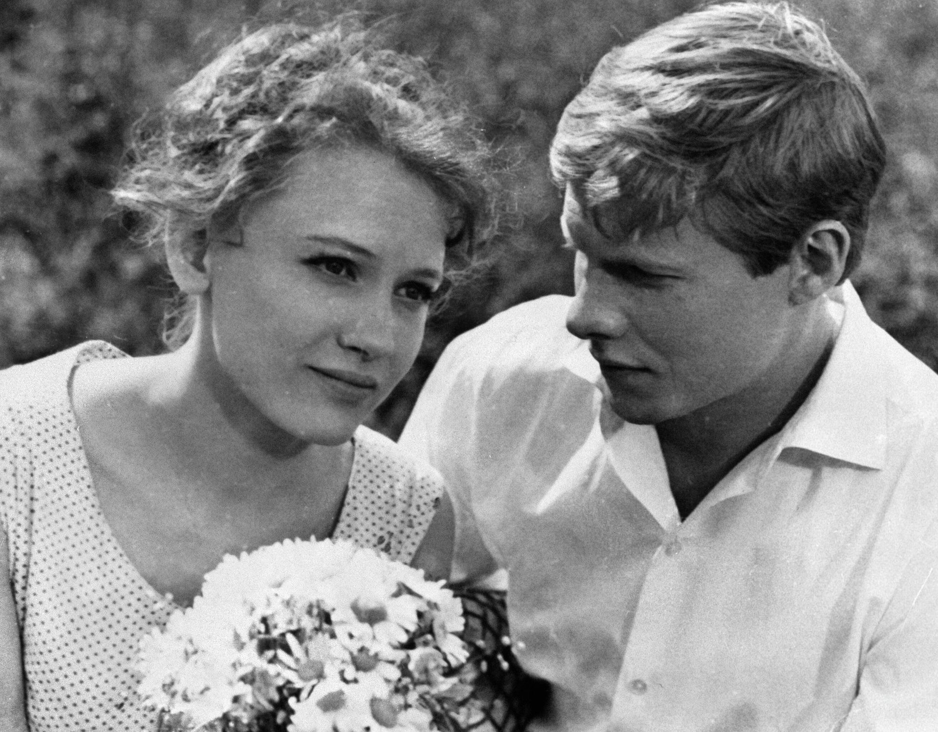 Галина Яцкина (слева) в роли Алевтины, Виталий Соломин в роли Жени в фильме Женщины (режиссер Павел Любимов). - Sputnik Азербайджан, 1920, 11.12.2021