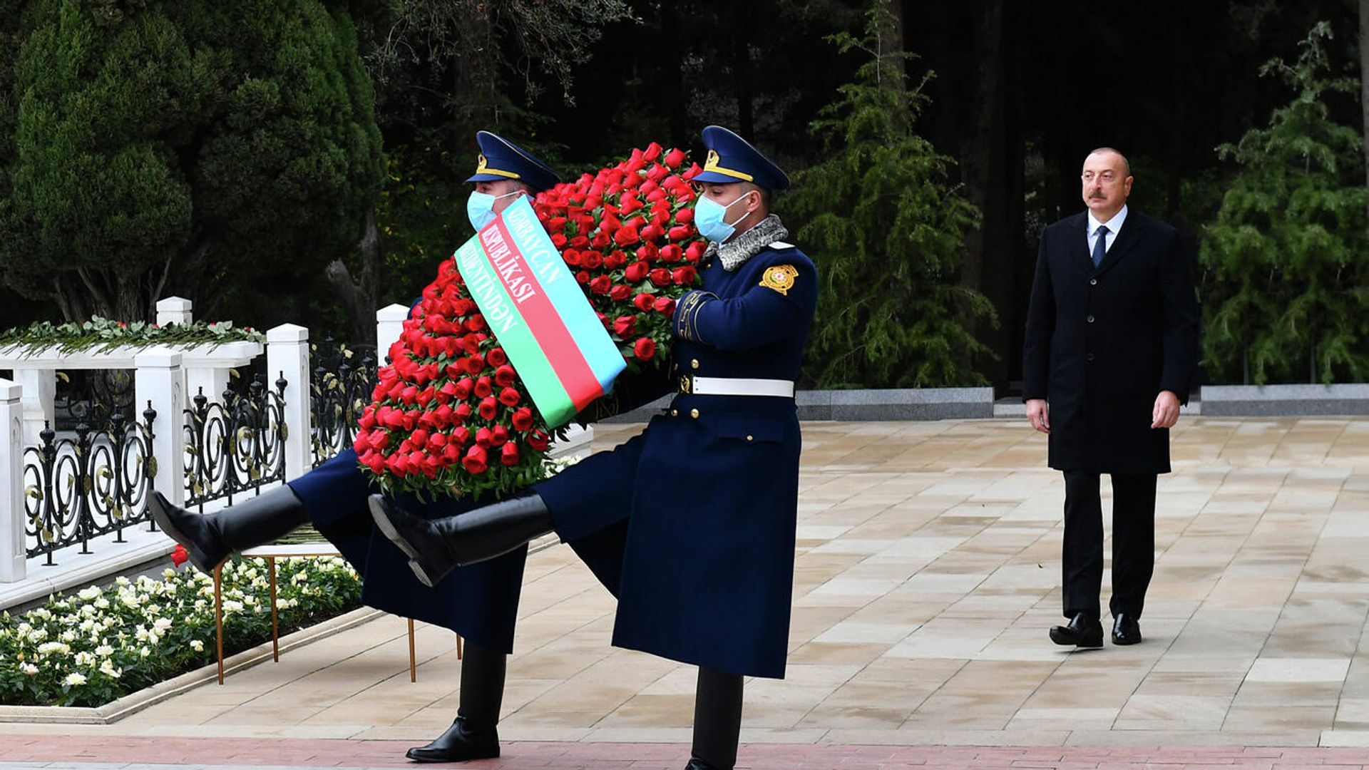  Президент Азербайджана Ильхам Алиев, первая леди Мехрибан Алиева и члены семьи великого Гейдара Алиева в воскресенье, 12 декабря, посетили место захоронения общенационального лидера на Аллее почетного захоронения - Sputnik Азербайджан, 1920, 12.12.2021