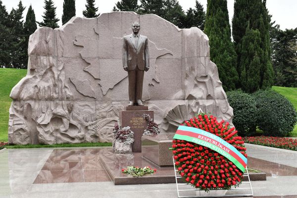 Президент Азербайджана Ильхам Алиев, первая леди Мехрибан Алиева и члены семьи великого Гейдара Алиева в воскресенье, 12 декабря, посетили место захоронения общенационального лидера на Аллее почетного захоронения - Sputnik Азербайджан