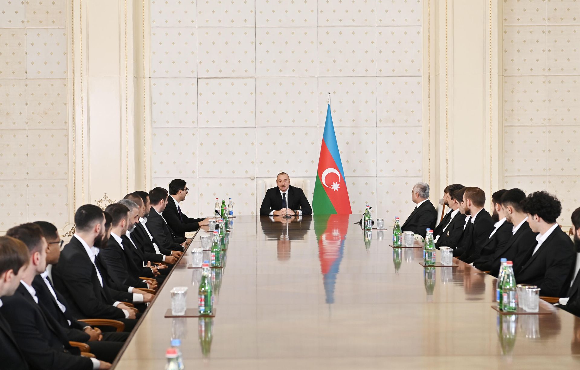 Prezident İlham Əliyev Qarabağ futbol klubunun üzvlərini qəbul edib - Sputnik Азербайджан, 1920, 13.12.2021
