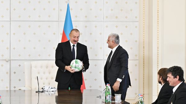 Prezident İlham Əliyev Qarabağ futbol klubunun üzvlərini qəbul edib - Sputnik Азербайджан