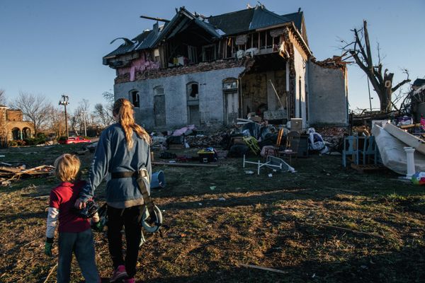 В небольшом городе Мэйфилд на западе штата торнадо разрушил фабрику по производству свечей, отделение полиции, башню на здании окружного суда и множество частных домов. - Sputnik Азербайджан