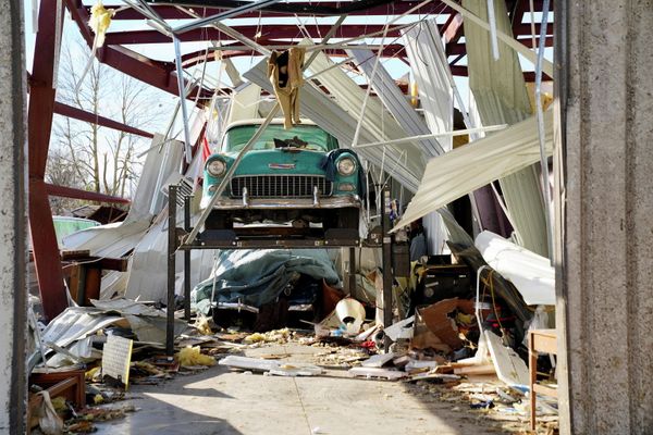 Более 40 человек были спасены на заводе, после чего губернатор Кентукки Энди Бешир заявил, что если удастся найти еще кого-то живым - это будет чудо. - Sputnik Азербайджан