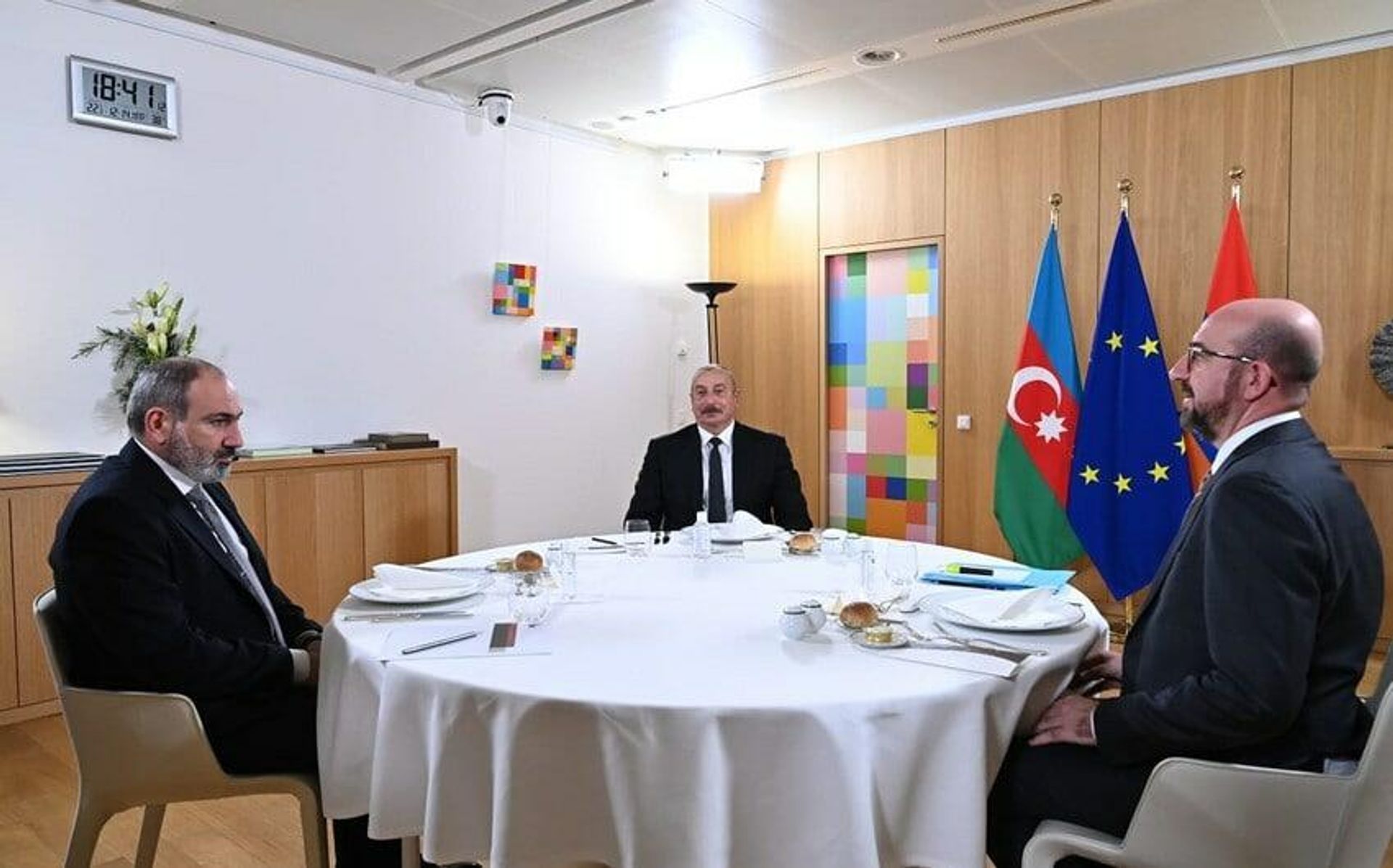Avropa İttifaqı Şurasının Prezidenti Şarl Mişelin iştirakı ilə Azərbaycan Prezidenti İlham Əliyev və Ermənistanın baş naziri Nikol Paşinyanın görüşü başlayıb - Sputnik Азербайджан, 1920, 30.12.2021