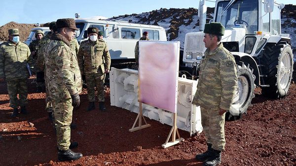 Министр обороны Закир Гасанов на церемонии открытия новых объектов военного назначения - Sputnik Азербайджан