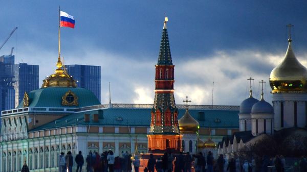 Люди на Парящем мосту в парке Зарядье в Москве - Sputnik Азербайджан